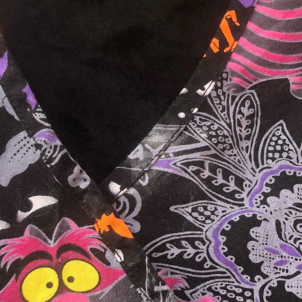 Disney Chesire Cat Halloween Scrub Top size XS - Picture 9 of 12